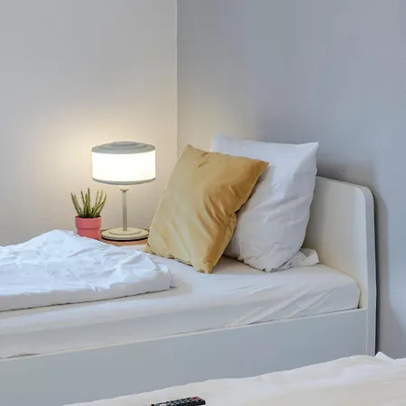 Spacestays Blue Raspberry Apartman